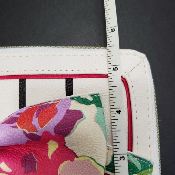 *** Betsey Johnson Flowered Bow Wallet - Picture 5 of 8